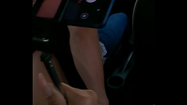 Ella bien caliente atras, mientras el maneja y le mete los dedos 