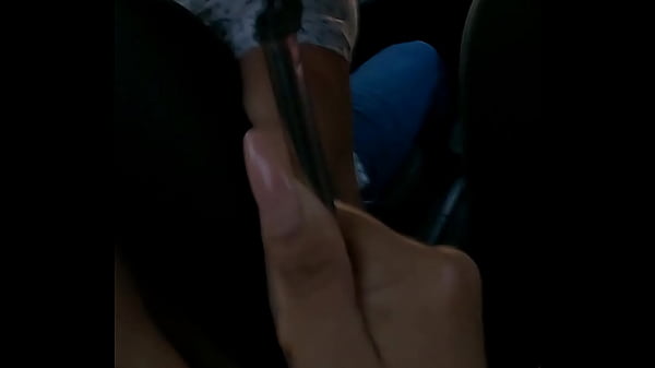 Nonton Ella Bien Caliente Atras, Mientras El Maneja Y Le Mete Los Dedos thumbnail