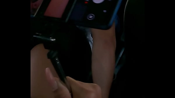 Play MP4 - Ella bien caliente atras&comma; mientras el maneja y le mete los dedos