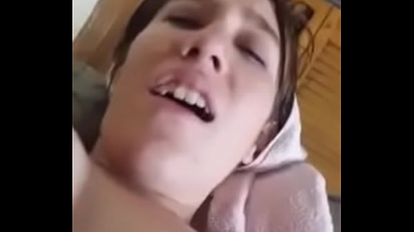 Gritona latina se enfurece con su mano y se_manosea