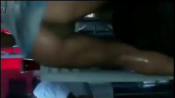 Perrita baila_desnuda_y mojadita muestra la vagina