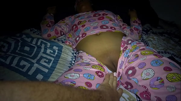 Mi dulce hijastra disfruta que la visite por las noches en su habitaci&oacute;n se puso tan cachonda que me dej&oacute; terminar adentro de su panocha depilada