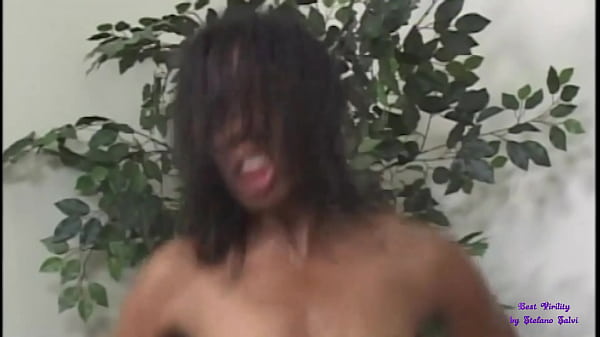 Play MP4 - Il capo non &egrave; contento della sua segretaria e la scopa nel suo ufficio