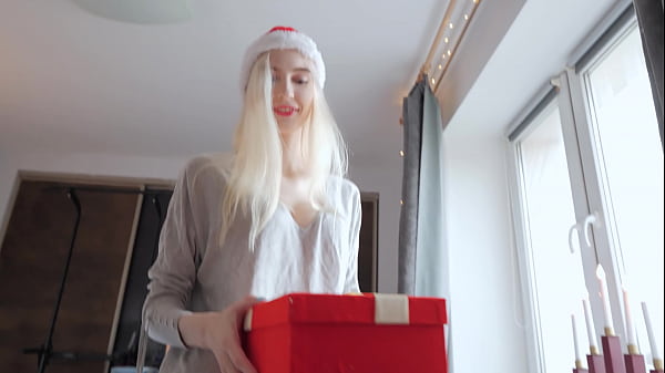 Play MP4 - Cute Girl Makes a Great Gift on Christmas&excl;