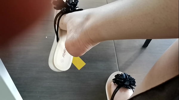 Play MP4 - Flip flops in crowded public place