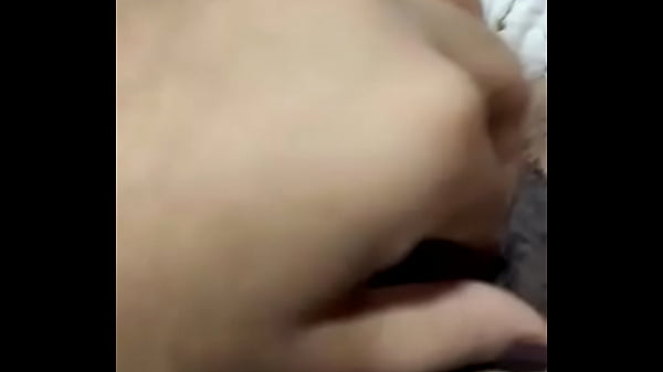 Se exita viendo las fotos que le mandan 