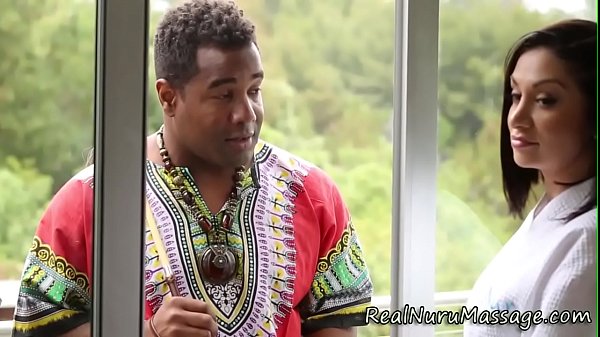 Play MP4 - Interracial masseuse blow