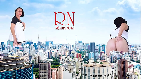 Wow A giant lady_without_panties_walks around thecity She s as tall as King KongAmazingshow ofa giantess 1