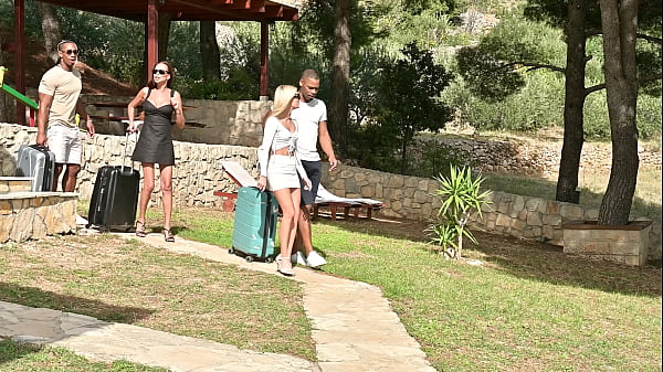 Nonton Vacation Fling Chapter 1: Hot Besties Candee Licious And Olivia Del Rio Share A Strap On Poolside Gp3146 thumbnail