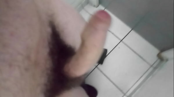 Branle au toilettes solo 