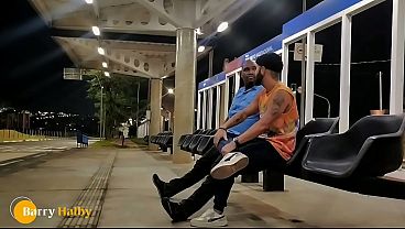 Mamei o motorista na espera do &ocirc;nibus 