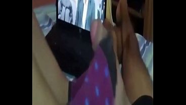 Intente Masturbar A Mi Novio Con Mis Pies, Termine Dandole Una Rica Mamada A Su Pene thumbnail