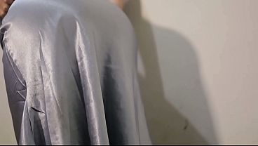 PENGEN BANGET PUNYA ISTRI SEMULUS DAN SEMONTOK INI CEWEK INDO PAKAI GAUN SATIN SEXY