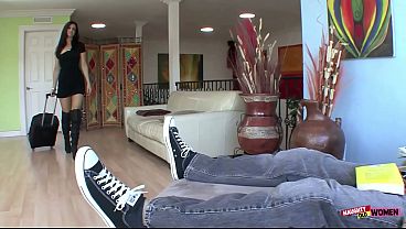 Nonton An Elegant Milf With Perky Boobs And Round Bottom Likes To Eat Giant Dicks thumbnail