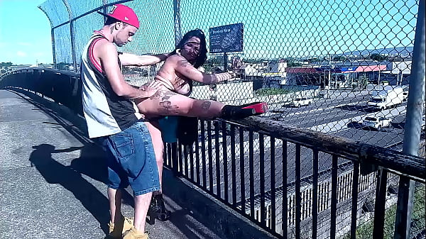 Parei O Boy Pra Fazer Um Exibicionismo Na Passarela. thumbnail