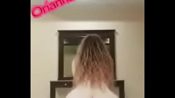 Chica_con Tremendo Culo posando sobre_la Cama