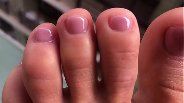 Play MP4 - Gina Gerson play with feet