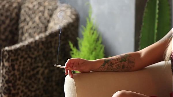 Loira gostosa com ciumes 