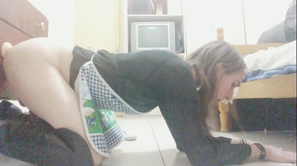 Dom&eacute;stica fudendo o cuzinho com o dildo 