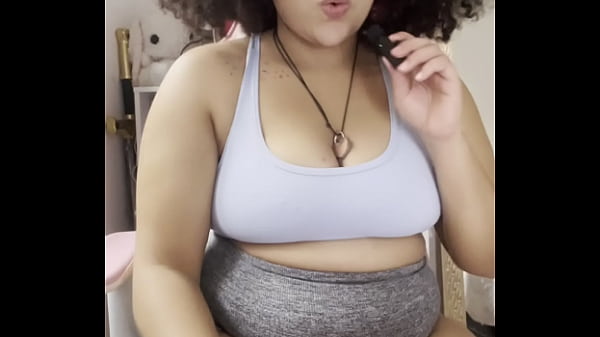 Nonton Bbw Farts On Microphone With Thight Shorts Joi thumbnail