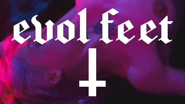 Foot sluts hungry for feet 