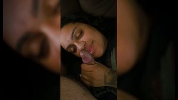 Minha MELHOR AMIGA safada n&atilde_o para de chupar, Ela coloca meu pau todo na boca com um BOQUETE BEM GOSTOSO
