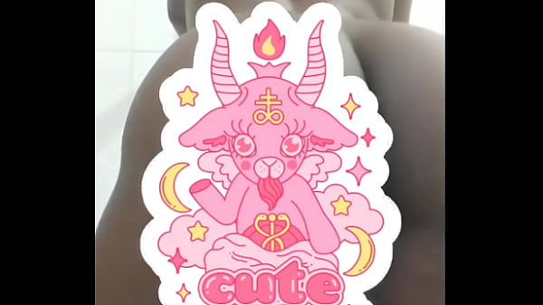 Dandara brincando escondida no banheiro.