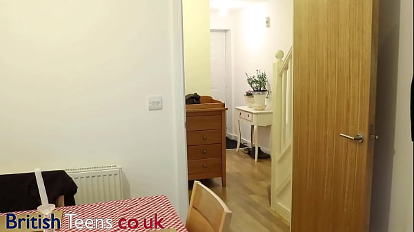 Nonton British 18 Year Old Eats Ice Cream With Cum Topping thumbnail