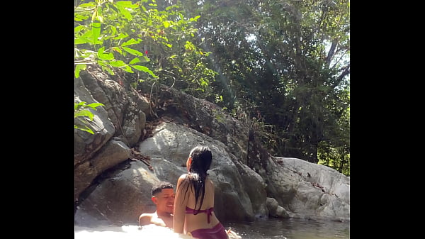 Play MP4 - Sexo en la selva&comma; me follo a una chica desconocida en un r&iacute;o de Colombia