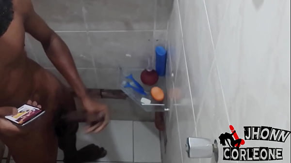 Play MP4 - C&acirc;mera escondida flagra novinho da rola ENORME batendo punheta pra Hentai no banho