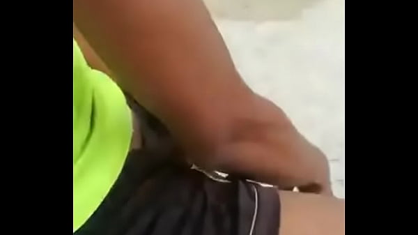 Amigos batendo punheta e gozando juntos 