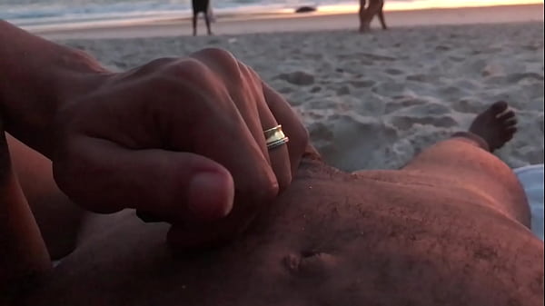 Casal Brinca De Se Exibir Na Praia Cheia thumbnail