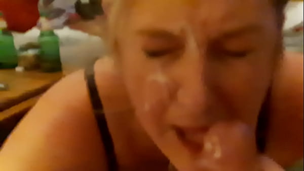 Sperme dans la bouche au ralenti pour Nelly 