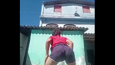 Safado com tes&atilde_o rebolando o anus no quintal
