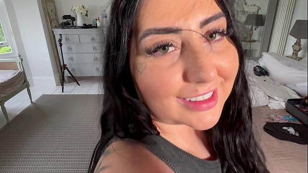 Nonton English Pawg Maddison Black Gets Two Hung Bulls All To Herself thumbnail