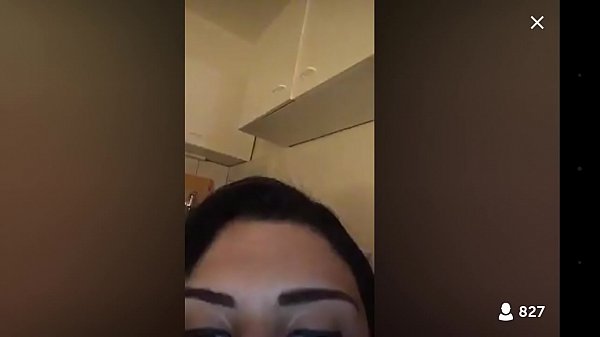 Gostosa se_mostrando para todo mundo sexy girl showing ass