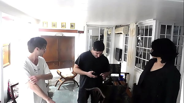 LA PAREJA NO PUDO PAGAR_EL ALQUILER Y LA_DUEÑA_LES COBRA CON SEXO