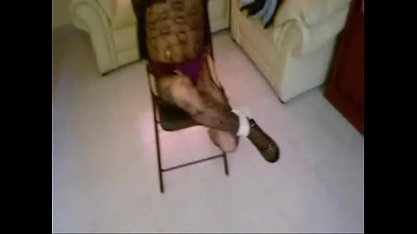 3 coral atada en una silla 2 