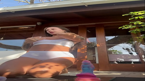 Casada gostosona brincando na sacada 