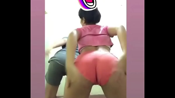 Novinha dan&ccedil;ando 