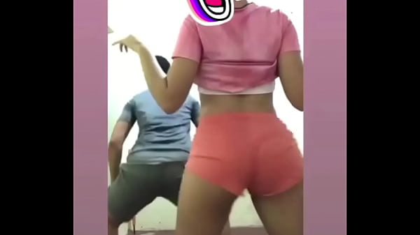 Novinha dan&ccedil;ando 