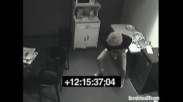 Slut_pisses in her rivals lunch