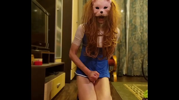Sissy Monika onanizuje się i spuszcza spermę ze swojego kutaska 