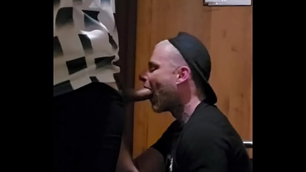 H&eacute;tero Dotado Meteu Fundo No Banheiro Do Cinema! thumbnail