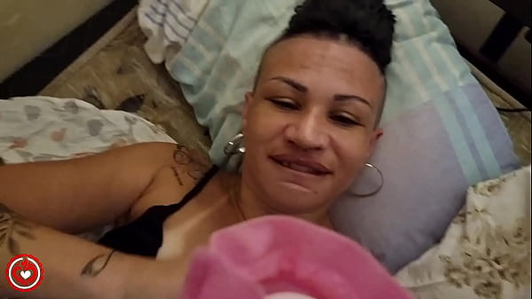 O safado me pegou no flagra usando vibrador e se aproveitou de mim 