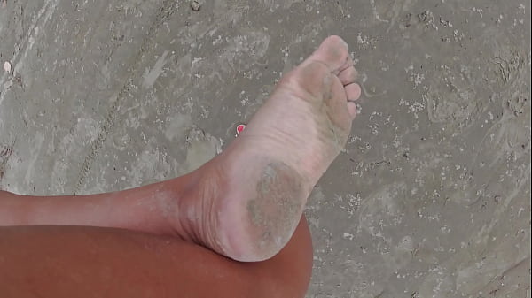 Play MP4 - Andando na rua e na praia descal&ccedil;os sujando os p&eacute;s - Fetiche por p&eacute;s
