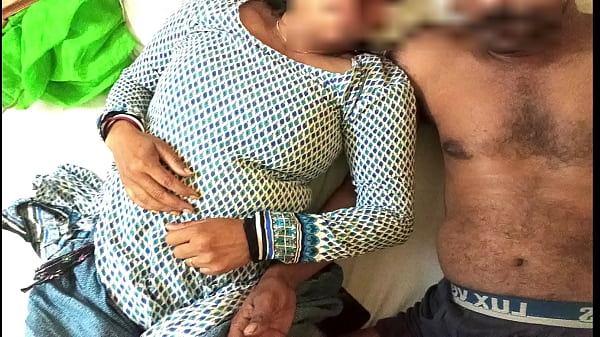 देशी सौतेली माँ और बेटा होटेल रूम के अंदर चुदाई का बहुत मजा लिया thumbnail