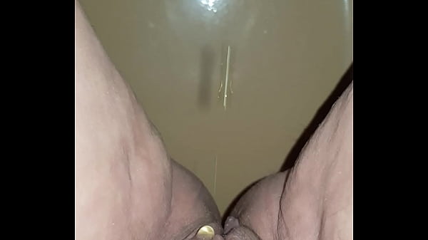 Chatte qui pisse debout