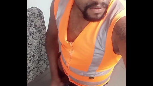 Broderagem com o colega de trabalho no banheiro da empresa 