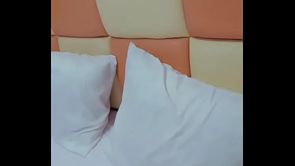 Nonton Showing Off Cuteness thumbnail